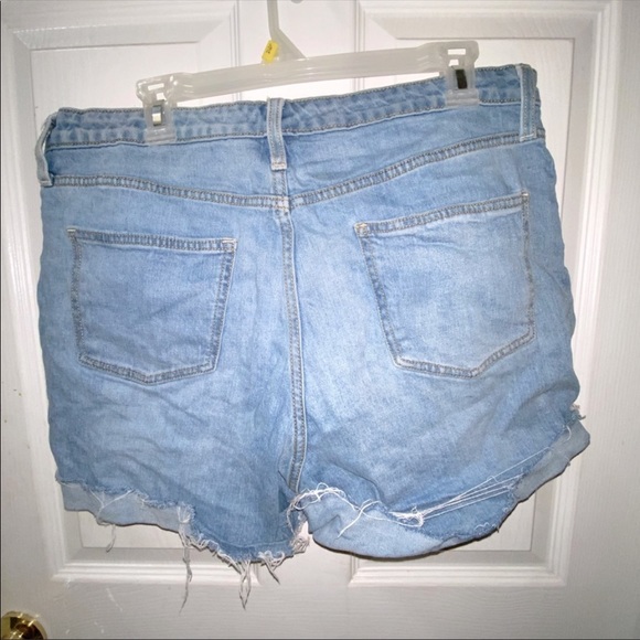 Universal Thread Co. Light wash distressed denim shorts - Picture 2 of 3